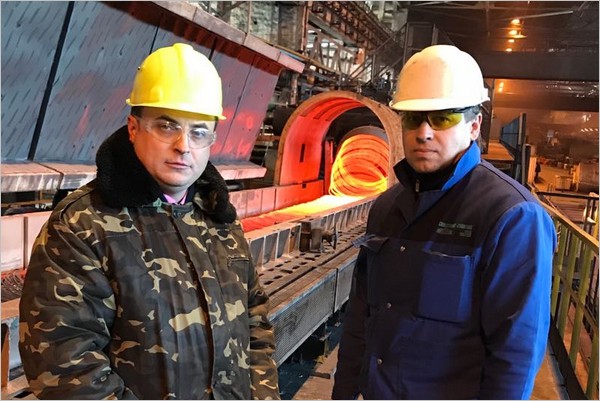 Олег Нагорный и Максим Кутвицкий в прокатном цехе